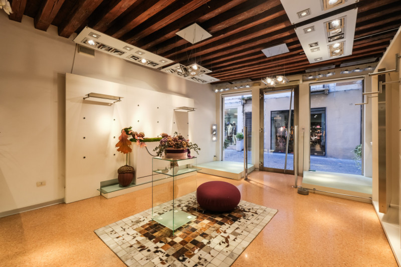 In una delle principali vie del centro storico di Vicenza, con maggior passaggio pedonale, affitt...