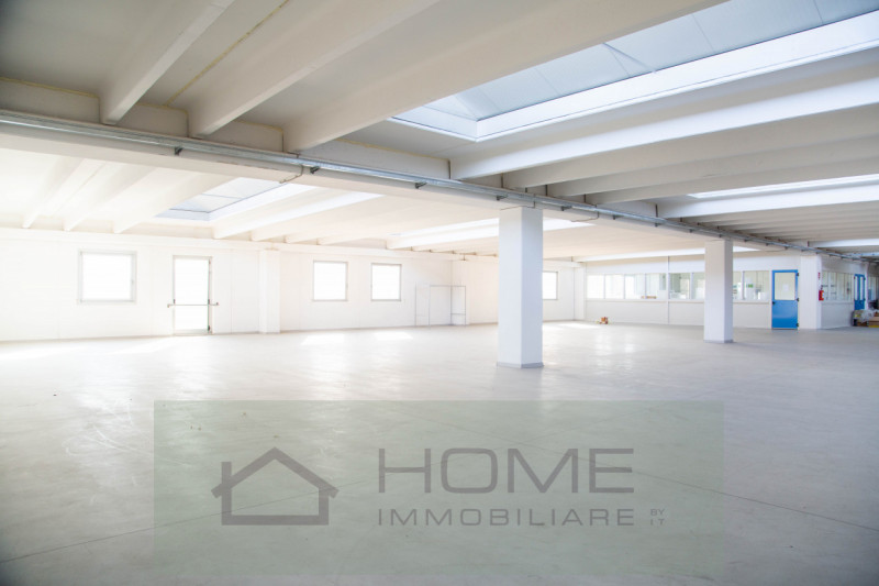 Proponiamo in vendita capannone nella zona produttiva del paese di Bastia di Rovolon (PD) ; si sv...