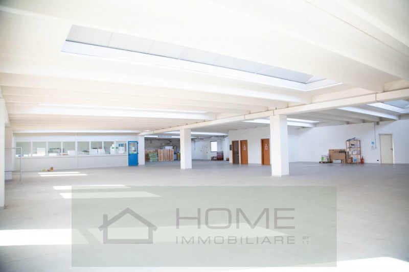 Proponiamo in vendita capannone nella zona produttiva del paese di Bastia di Rovolon (PD) ; si sv...