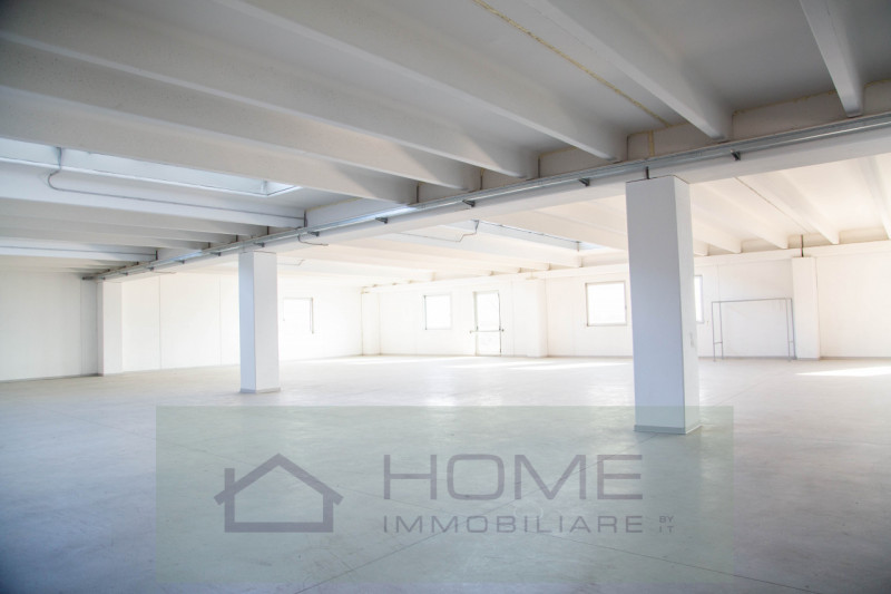 Proponiamo in vendita capannone nella zona produttiva del paese di Bastia di Rovolon (PD) ; si sv...