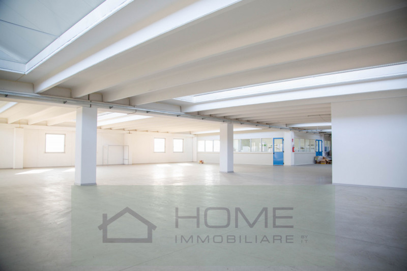 Proponiamo in vendita capannone nella zona produttiva del paese di Bastia di Rovolon (PD) ; si sv...