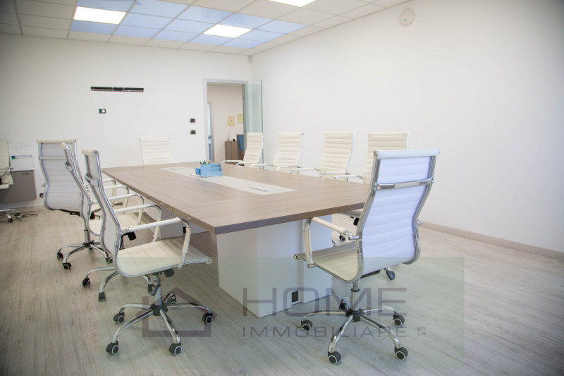 Proponiamo in vendita capannone nella zona produttiva del paese di Bastia di Rovolon (PD) ; si sv...