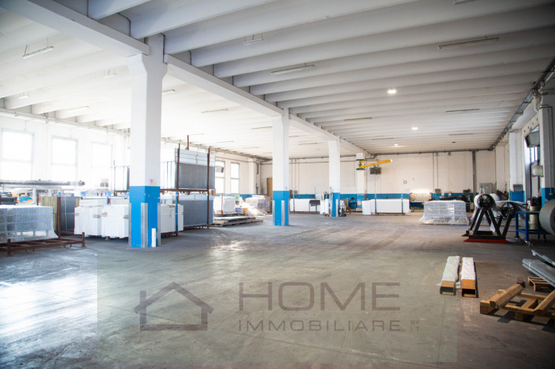 Proponiamo in vendita capannone nella zona produttiva del paese di Bastia di Rovolon (PD) ; si sv...