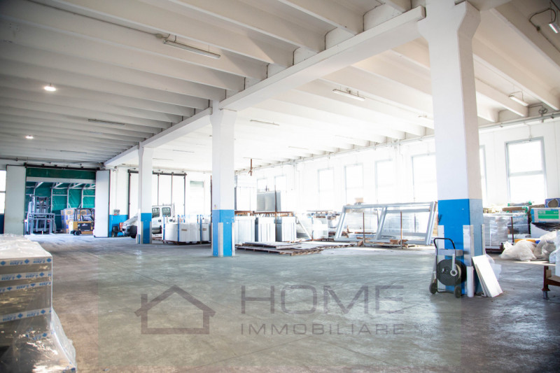 Proponiamo in vendita capannone nella zona produttiva del paese di Bastia di Rovolon (PD) ; si sv...