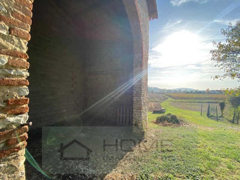 Bastia di Rovolon, in ottima posizione panoramica ed a pochi passi dal centro del paese, proponia...
