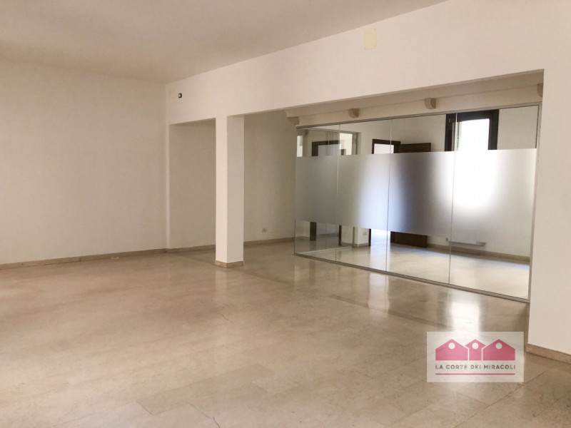 CENTRO STORICO: UFFICIO DI 135 MQ., PIANO SECONDO CON ASCENSORE, TRE VANI, DUE BAGNI. RISCALDAMEN...