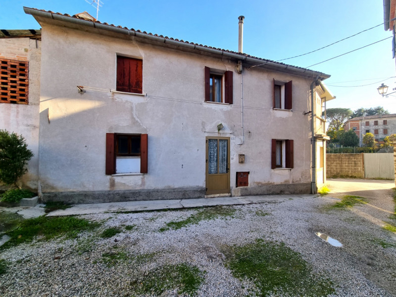 In zona centrale e comoda a tutti i servizi, casetta d'angolo su 2 piani fuori terra composta da
...