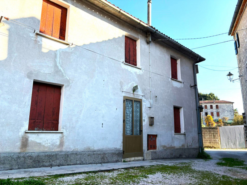 In zona centrale e comoda a tutti i servizi, casetta d'angolo su 2 piani fuori terra composta da
...