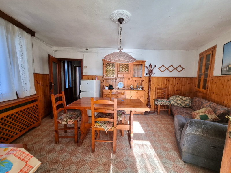 In zona centrale e comoda a tutti i servizi, casetta d'angolo su 2 piani fuori terra composta da
...