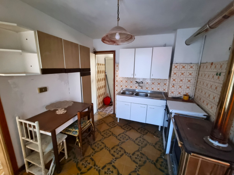 In zona centrale e comoda a tutti i servizi, casetta d'angolo su 2 piani fuori terra composta da
...