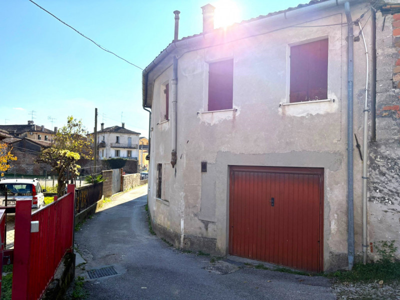 In zona centrale e comoda a tutti i servizi, casetta d'angolo su 2 piani fuori terra composta da
...