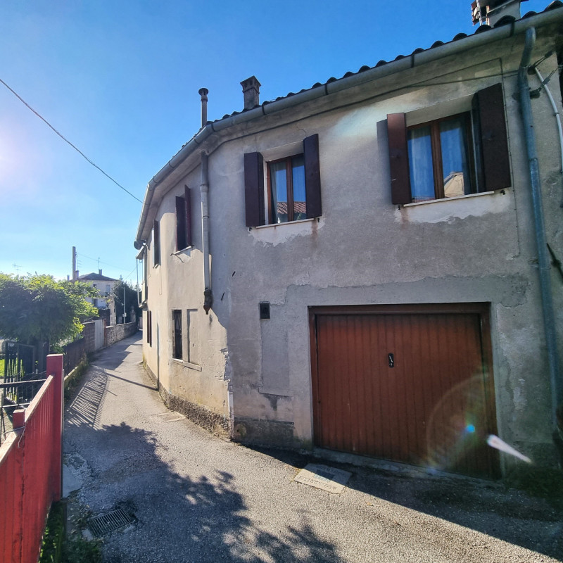 In zona centrale e comoda a tutti i servizi, casetta d'angolo su 2 piani fuori terra composta da
...