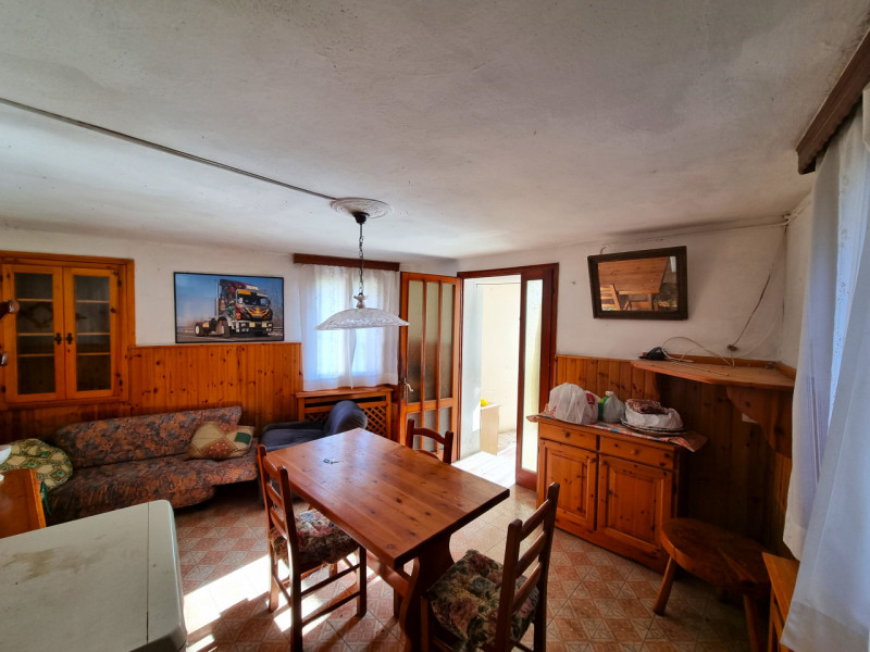 In zona centrale e comoda a tutti i servizi, casetta d'angolo su 2 piani fuori terra composta da
...