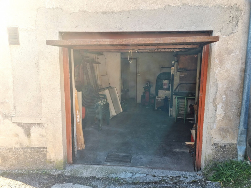 In zona centrale e comoda a tutti i servizi, casetta d'angolo su 2 piani fuori terra composta da
...