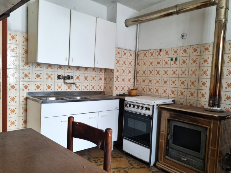 In zona centrale e comoda a tutti i servizi, casetta d'angolo su 2 piani fuori terra composta da
...