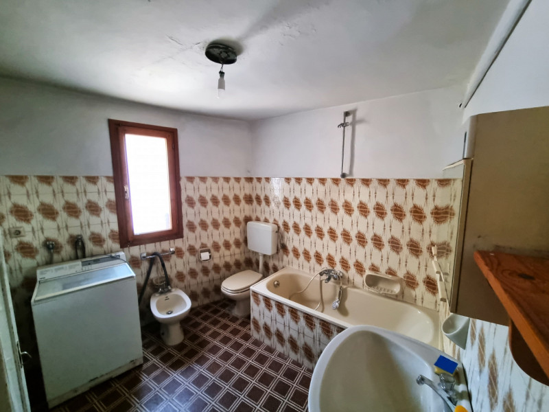 In zona centrale e comoda a tutti i servizi, casetta d'angolo su 2 piani fuori terra composta da
...