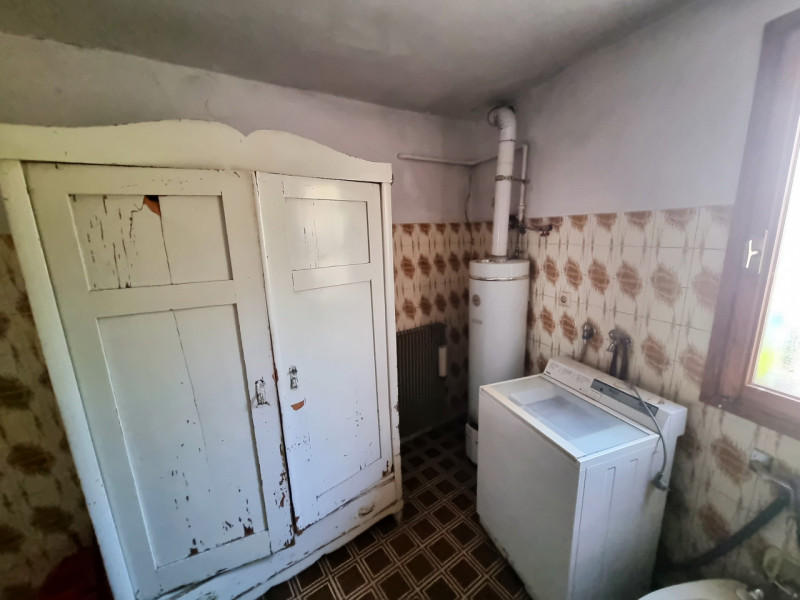 In zona centrale e comoda a tutti i servizi, casetta d'angolo su 2 piani fuori terra composta da
...