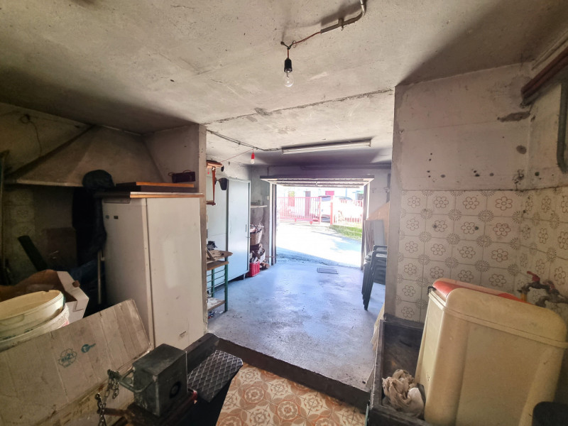 In zona centrale e comoda a tutti i servizi, casetta d'angolo su 2 piani fuori terra composta da
...