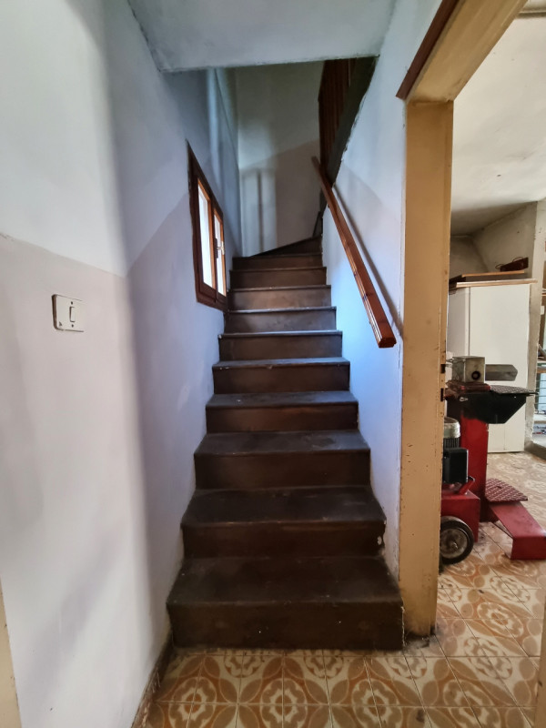 In zona centrale e comoda a tutti i servizi, casetta d'angolo su 2 piani fuori terra composta da
...