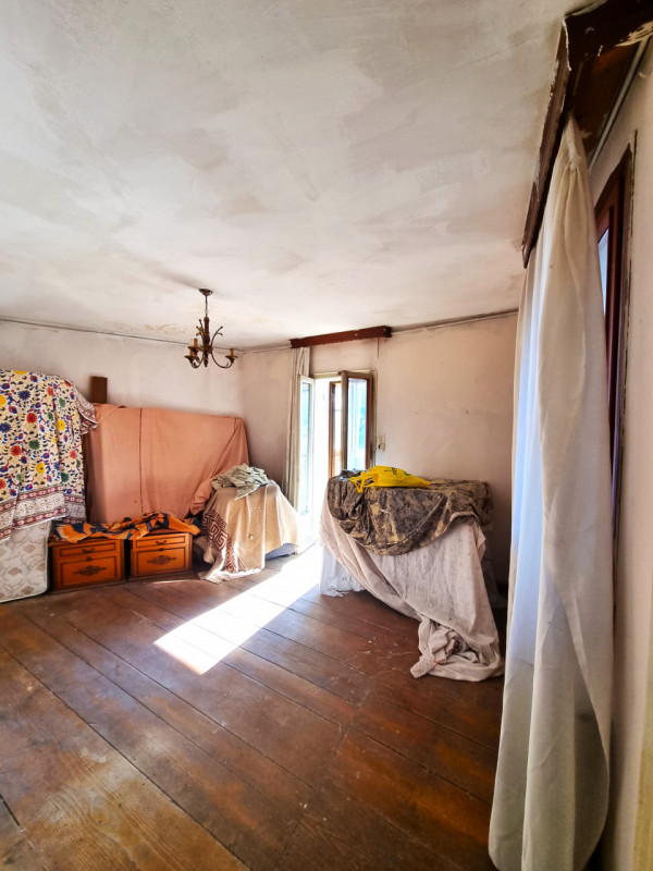 In zona centrale e comoda a tutti i servizi, casetta d'angolo su 2 piani fuori terra composta da
...