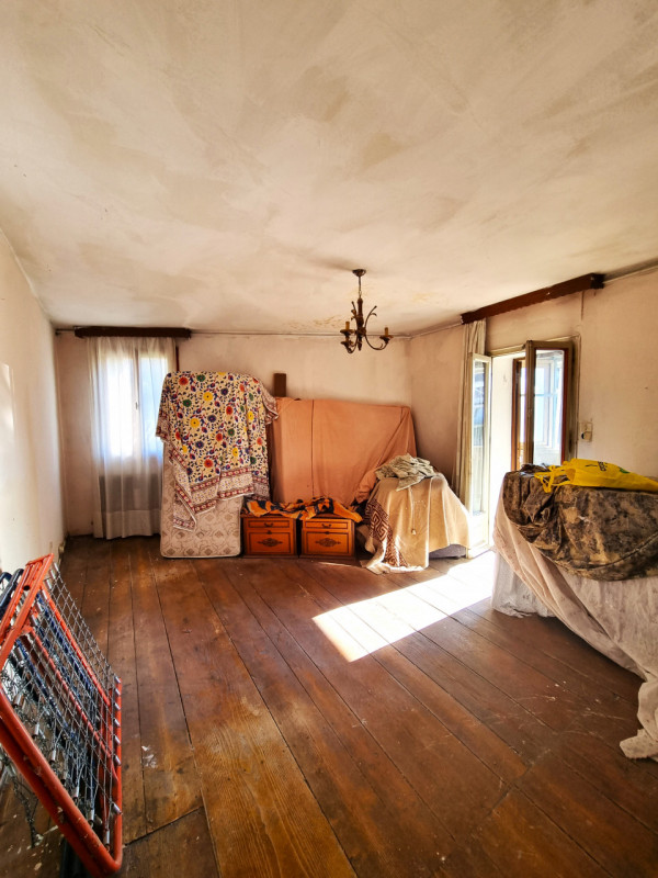 In zona centrale e comoda a tutti i servizi, casetta d'angolo su 2 piani fuori terra composta da
...