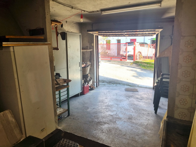 In zona centrale e comoda a tutti i servizi, casetta d'angolo su 2 piani fuori terra composta da
...