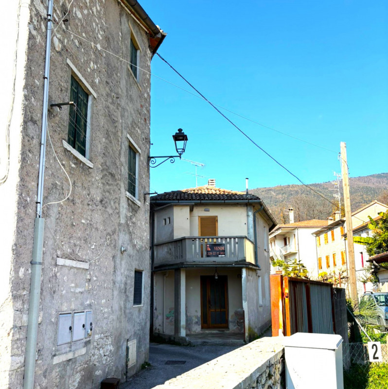 In zona centrale e comoda a tutti i servizi, casetta d'angolo su 2 piani fuori terra composta da
...