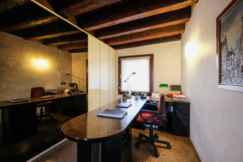 Inserito in un curato palazzo dal fascino storico, l'ufficio è dotato di ingresso indipendente da...