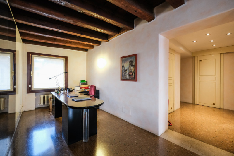 Inserito in un curato palazzo dal fascino storico, l'ufficio è dotato di ingresso indipendente da...