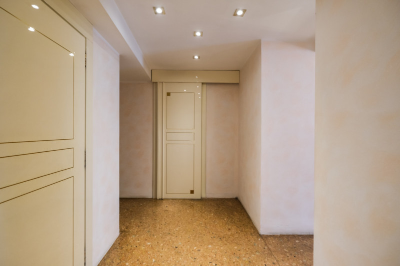 Inserito in un curato palazzo dal fascino storico, l'ufficio è dotato di ingresso indipendente da...