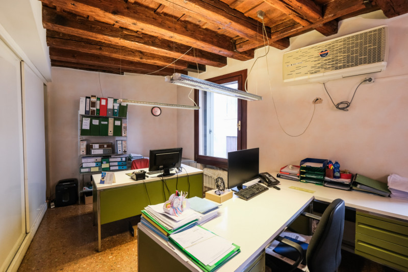 Inserito in un curato palazzo dal fascino storico, l'ufficio è dotato di ingresso indipendente da...