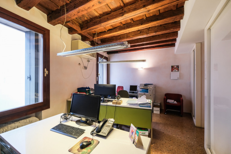 Inserito in un curato palazzo dal fascino storico, l'ufficio è dotato di ingresso indipendente da...