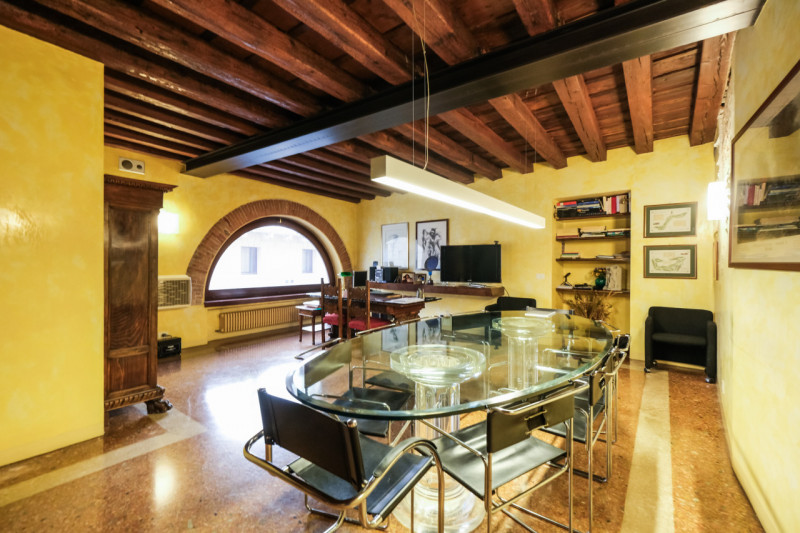 Inserito in un curato palazzo dal fascino storico, l'ufficio è dotato di ingresso indipendente da...