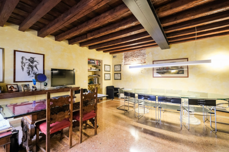 Inserito in un curato palazzo dal fascino storico, l'ufficio è dotato di ingresso indipendente da...