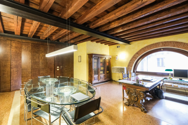 Inserito in un curato palazzo dal fascino storico, l'ufficio è dotato di ingresso indipendente da...