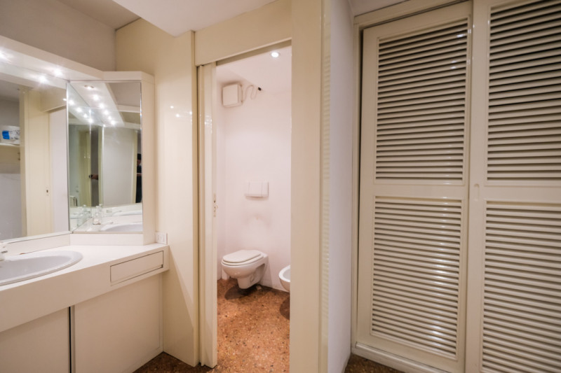 Inserito in un curato palazzo dal fascino storico, l'ufficio è dotato di ingresso indipendente da...