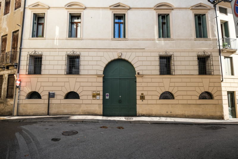 Inserito in un curato palazzo dal fascino storico, l'ufficio è dotato di ingresso indipendente da...