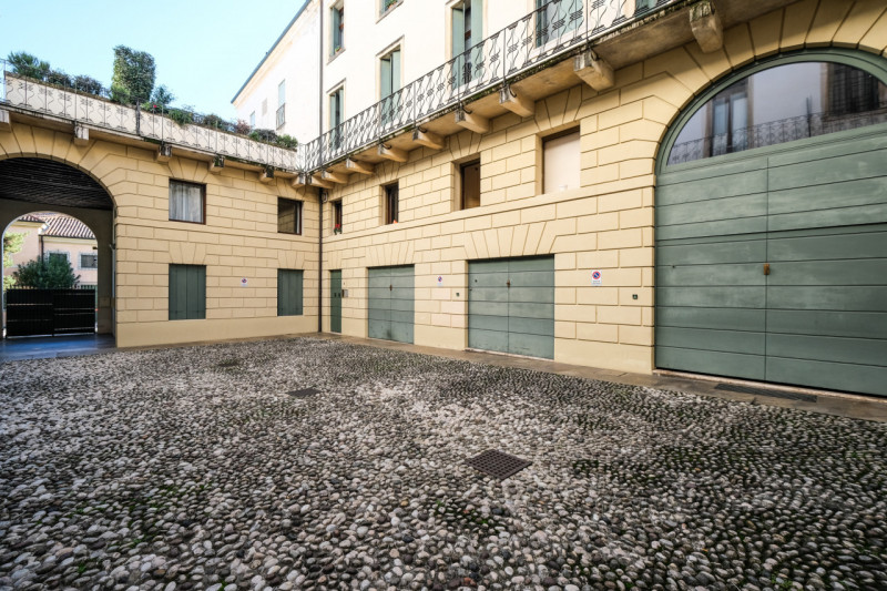 Inserito in un curato palazzo dal fascino storico, l'ufficio è dotato di ingresso indipendente da...