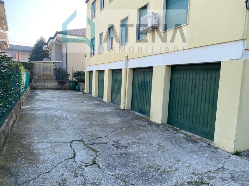 rif. 23636

PADOVA - FORCELLINI
affitto stanza LIBERA DAL 1 LUGLIO 2026 - SOLO RAGAZZA

In quarti...