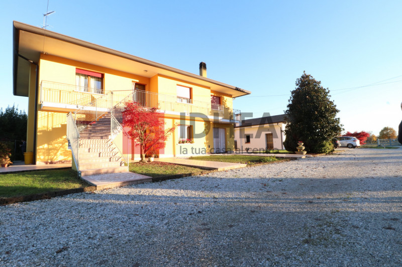 PREGANZIOL

APPARTAMENTO SU CASA SINGOLA DIVISA IN DUE UNITA' ABITATIVE quasi completamente ristr...