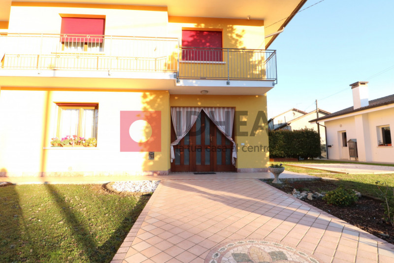 PREGANZIOL

APPARTAMENTO SU CASA SINGOLA DIVISA IN DUE UNITA' ABITATIVE quasi completamente ristr...