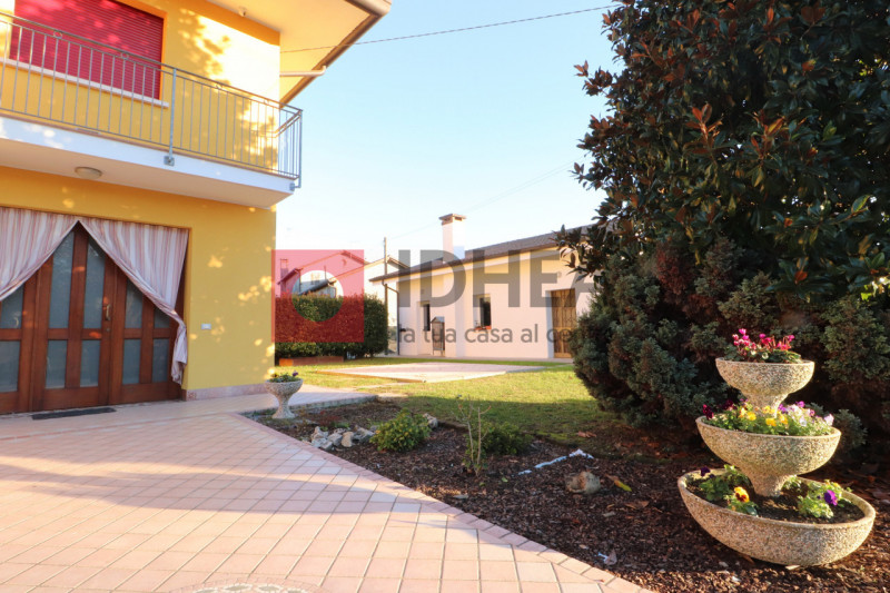 PREGANZIOL

APPARTAMENTO SU CASA SINGOLA DIVISA IN DUE UNITA' ABITATIVE quasi completamente ristr...