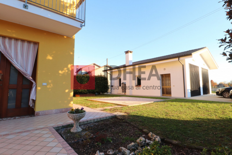 PREGANZIOL

APPARTAMENTO SU CASA SINGOLA DIVISA IN DUE UNITA' ABITATIVE quasi completamente ristr...