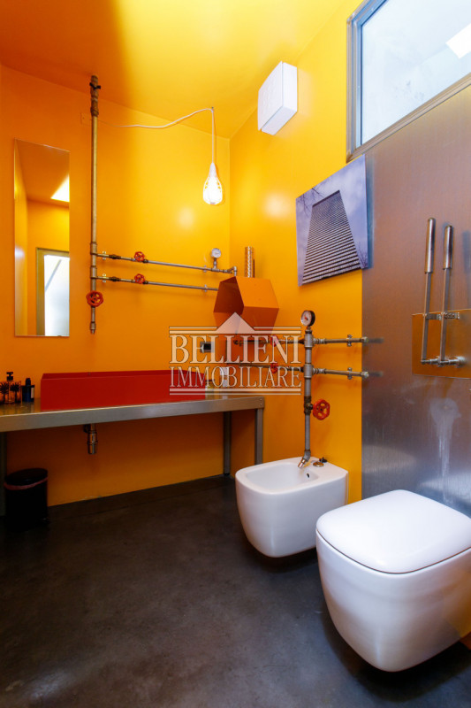 ZONA TEATRO NUOVO - Proponiamo in vendita splendido loft di stile industriale, sviluppato in due ...