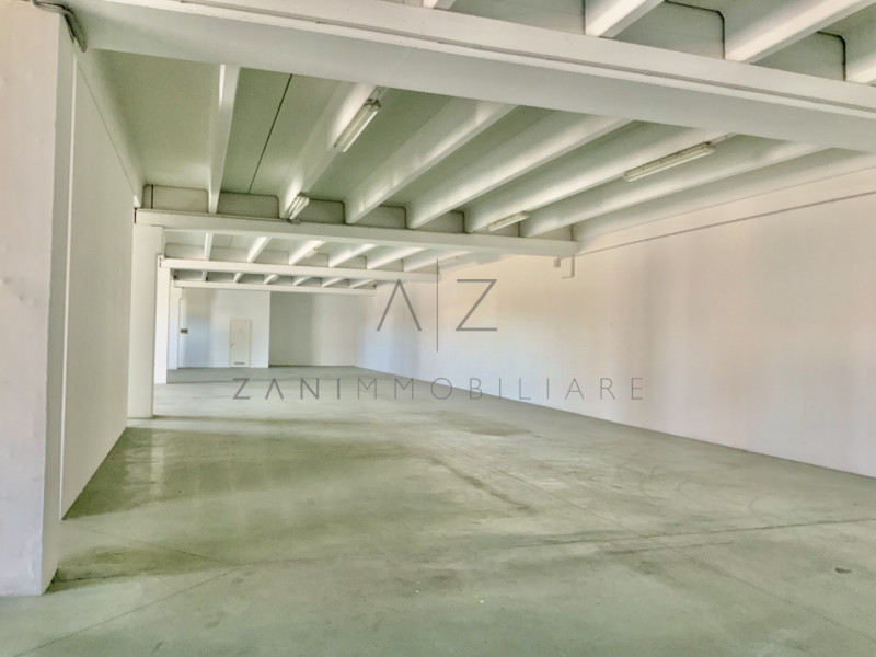 Proponiamo in vendita capannone commerciale-artigianale di mq 900 ad Asolo (TV), in posizione str...