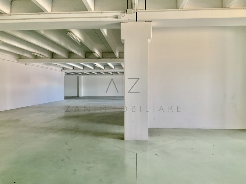 Proponiamo in vendita capannone commerciale-artigianale di mq 900 ad Asolo (TV), in posizione str...