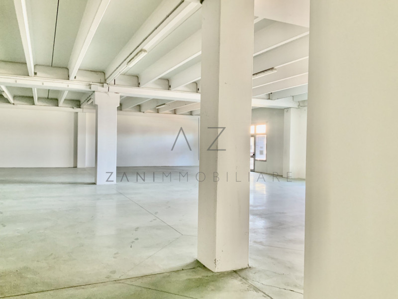 Proponiamo in vendita capannone commerciale-artigianale di mq 900 ad Asolo (TV), in posizione str...