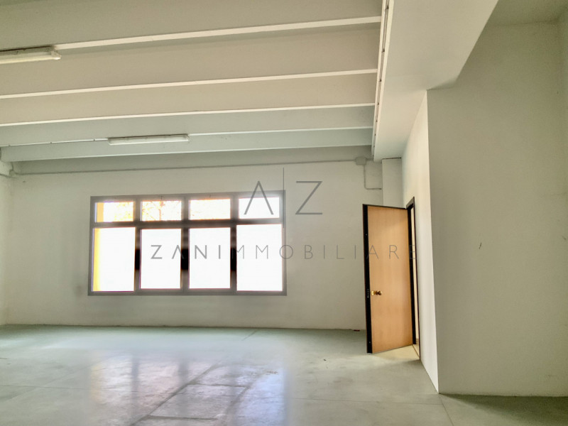 Proponiamo in vendita capannone commerciale-artigianale di mq 900 ad Asolo (TV), in posizione str...