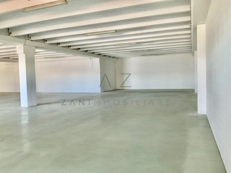 Proponiamo in vendita capannone commerciale-artigianale di mq 900 ad Asolo (TV), in posizione str...