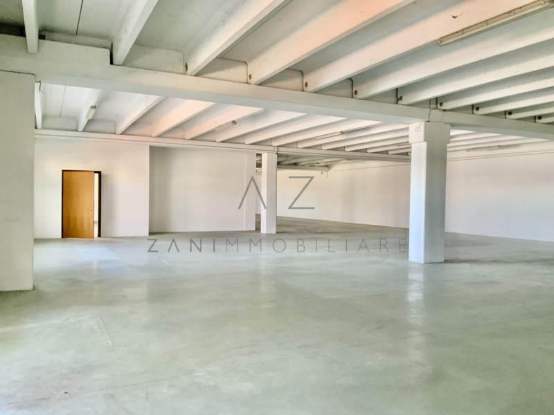 Proponiamo in vendita capannone commerciale-artigianale di mq 900 ad Asolo (TV), in posizione str...